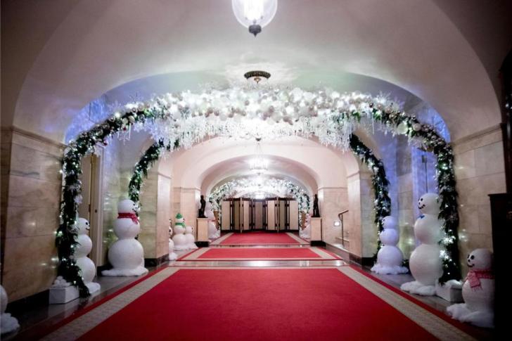 white house corridor